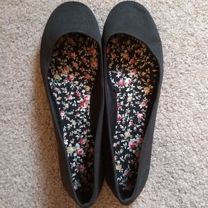 Black ballet flats